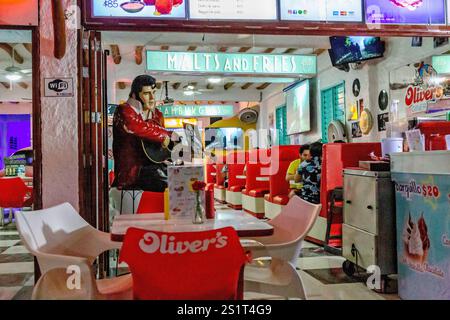 Fast Food-Restaurant im Freien mit Sitzbereich und Abendmenü, Isla Holbox, Mexiko Stockfoto
