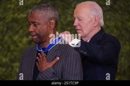 Washington, Usa. Januar 2025. Präsident Joe Biden überreicht den Schauspieler, Produzenten und Regisseur Denzel Washington während einer Zeremonie im East Room des Weißen Hauses am Samstag, den 4. Januar 2025, mit der Presidential Medal of Freedom. Die Presidential Medal of Freedom ist die NationÕs höchste zivile Auszeichnung, die Personen verliehen wird, die beispielhafte Beiträge zum Wohlstand, zu Werten oder zur Sicherheit der Vereinigten Staaten, zum Weltfrieden oder zu anderen wichtigen gesellschaftlichen, öffentlichen oder privaten Bemühungen geleistet haben. Foto: Leigh Vogel/Pool/SIPA USA Credit: SIPA USA/Alamy Live News Stockfoto