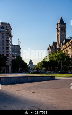 Blick auf das US Capitol Building am Ende einer belebten Straße vom Square Stockfoto