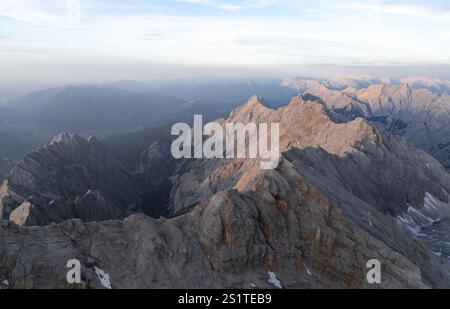 Alpenpanorama, Luftaufnahme, Zugspitze mit Jubilaeumsgrat bei Sonnenuntergang, hohe Berge, Bayern, Deutschland, Europa Stockfoto