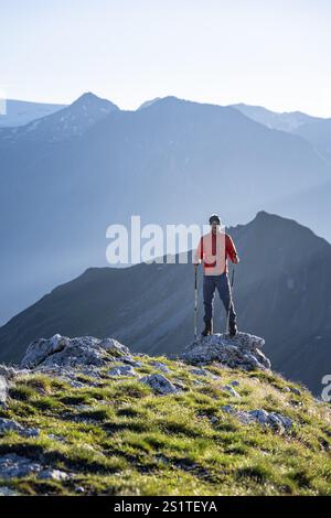 Wanderer genießen das Bergpanorama am Morgen, Venedigergruppe, hinter Dreiherrenkopf, Simonysitze und großer Geiger, hohe Tauern, Österreich, EU Stockfoto