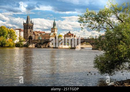 Blick auf die Karlsbrücke über die Moldau, Blick vom Park Cihelná, Prag, Tschechische Republik Stockfoto