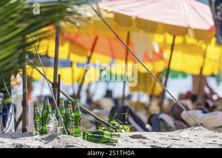 Übertourismus in Thailand. Massentourismus am Sandstrand von Patong sind die Liegestühle dicht zusammengepackt. Der Strand erstreckt sich ca. 3 km Stockfoto