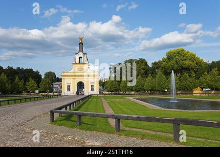 Tor mit Skulptur, Brunnen und Grünflächen in einem Park unter klarem Himmel, Torhaus, Branicki Palace, Schloss, BiaNystok, Bialystock, Bjelostock, Stockfoto
