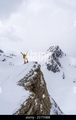 Skitourer auf einem Gipfel, schneebedeckte Berglandschaft, Berner Alpen, Berner Oberland, Schweiz, Europa Stockfoto