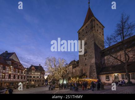 Albrecht-Dürerhaus mit Lichterbaum am Abend zur Weihnachtszeit, rechts Tiergaertnertor, Tiergaertnertorplatz, Nürnberg, Mitte Stockfoto