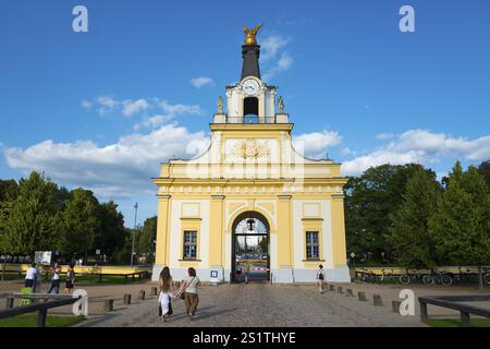 Tor mit Skulptur und Bäumen in einer parkähnlichen Landschaft unter blauem Himmel, Torhaus, Branicki Palace, Schloss, BiaNystok, Bialystock, Bjelostock, Po Stockfoto