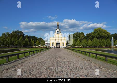 Tor Tor in klassischer Architektur mit Skulptur in parkähnlicher Umgebung unter blauem Himmel, Torhaus, Branicki Palace, Schloss, BiaNystok, Bialystoc Stockfoto