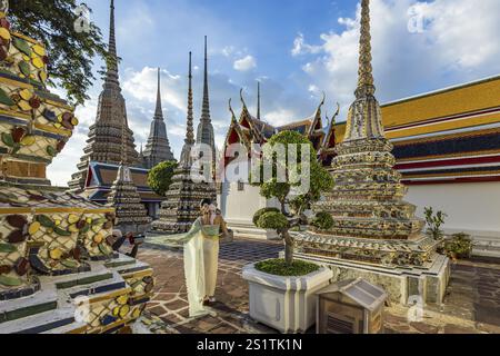 Der Wat Pho Tempel ist Bangkoks ältestes buddhistisches Kloster in der Nähe des Großen Palastes. Vier Chedis gehören zu den wertvollsten in Bangkok. Tempeltänzer. Bangko Stockfoto