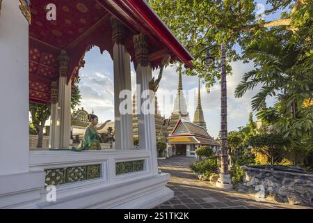 Der Wat Pho Tempel ist Bangkoks ältestes buddhistisches Kloster in der Nähe des Großen Palastes. Vier Chedis gehören zu den wertvollsten in Bangkok. Tempeltänzer. Bangko Stockfoto