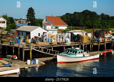 In Portsmouth, New Hampshire, befindet sich ein funktionierender Hummer- und Angelsteg am frühen Morgen Stockfoto