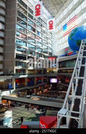 Im Atrium der Lobby des CNN-Gebäudes in Atlanta befindet sich die längste Rolltreppe der Welt, die zu den Fernsehstudios mit Kabelsendungen führt Stockfoto