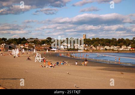 Am späten Nachmittag verlässt die Menge am Strand von Easton's Beach in Newport Rhode Island die Küste Stockfoto
