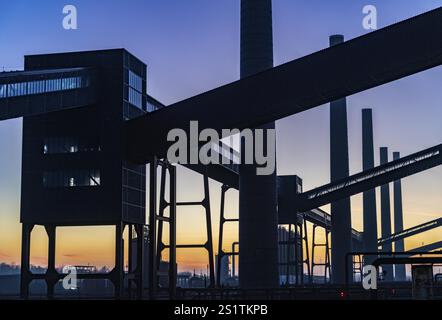 Kohlebergwerk Zollverein Industriekomplex Weltkulturerbe, Kokerei Zollverein, Schornsteine und Förderbrücken im Abendlicht, Essen, Germa Stockfoto