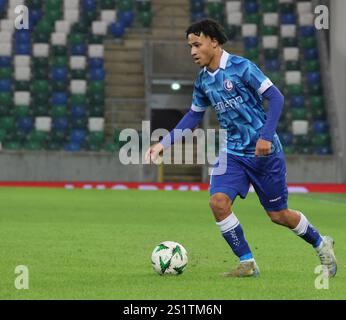 Windsor Park, Belfast, Nordirland, Großbritannien. Dezember 2024. UEFA Europa Conference League (Ligasaison – Spieltag 6) – Larne gegen KAA Gent. KAA Gent Fußballspieler Momodou Sonko (11). Stockfoto