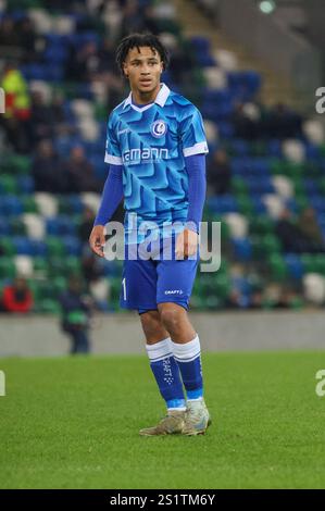 Windsor Park, Belfast, Nordirland, Großbritannien. Dezember 2024. UEFA Europa Conference League (Ligasaison – Spieltag 6) – Larne gegen KAA Gent. KAA Gent Fußballspieler Momodou Sonko (11). Stockfoto