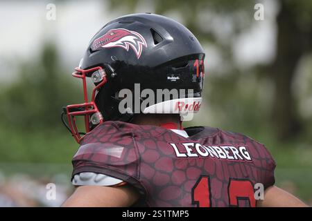 American Football Spieler mit Helm und Rüstung auf dem Platz Stockfoto