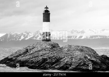 Der Leuchtturm Les Eclaireurs befindet sich im Beagle-Kanal in Ushuaia, Tierra del Fuego, Argentinien. Schwarzweiß-Fotografie Stockfoto