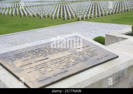 Friedhof und Gedenktafel zum Gedenken an das Treffen von Francois Mitterrand und Helmut Kohl vor dem Ossuarium von Douaumont zum Gedenken an die Ba Stockfoto