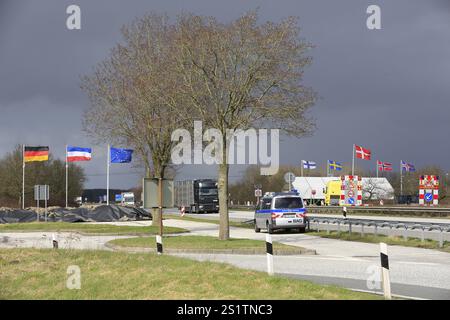 Grenzübergang Ellund zwischen Deutschland und Dänemark an der Autobahn A7 nördlich von Flensburg. Dänisches Zollzelt für die Grenzkontrolle von Fahrzeugen, darüber Stockfoto