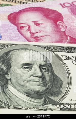 Chinesische Währung Yuan und amerikanische Dollar Banknoten Österreich Stockfoto