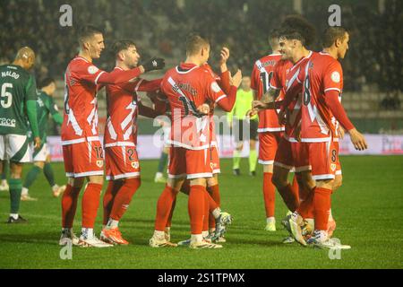 Ferrol, Spanien. Januar 2025. Rayo Vallecano Spieler feiern das dritte Tor beim Finale der Copa de SM El Rey 1/16 2024-25 zwischen Racing Club de Ferrol und Rayo Vallecano de Madrid am 03. Januar 2025 in Einem Malata-Stadion in Ferrol, Spanien. (Foto: Alberto Brevers/Pacific Press) Credit: Pacific Press Media Production Corp./Alamy Live News Stockfoto