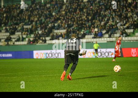 Ferrol, Spanien. Januar 2025. Der Torhüter Yoel Rodriguez (13) von Racing de Ferrol übergibt den Ball während der Finalspiele 1/16 der Copa de SM El Rey 2024-25 zwischen Racing Club de Ferrol und Rayo Vallecano de Madrid am 3. Januar 2025 in Einem Malata-Stadion in Ferrol, Spanien. (Foto: Alberto Brevers/Pacific Press) Credit: Pacific Press Media Production Corp./Alamy Live News Stockfoto