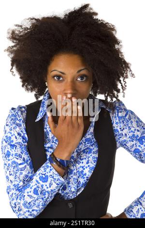 Gähnende afroamerikanische Frau - auf weißem Hintergrund geschnitten Stockfoto