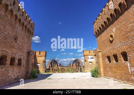 Historische Eisenbahnbrücke in Doemitz, die an der Elbe endet und als Denkmal für Krieg und Teilung in Deutschland steht. Historische Eisenbahnbrücke in Doemitz Stockfoto