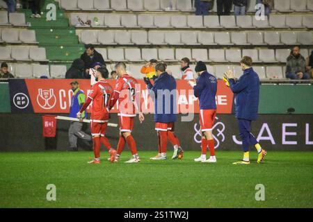 Ferrol, Galicien, Spanien. Januar 2025. Ferrol, Spanien, 3. Januar 2025: Rayo Vallecano Spieler feiern die Qualifikation im Finale der Copa de SM El Rey 1/16 2024-25 zwischen Racing Club de Ferrol und Rayo Vallecano de Madrid am 3. Januar 2025 in Einem Malata-Stadion in Ferrol, Spanien. (Kreditbild: © Alberto Brevers/Pacific Press via ZUMA Press Wire) NUR REDAKTIONELLE VERWENDUNG! Nicht für kommerzielle ZWECKE! Stockfoto