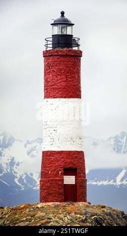 Nahaufnahme des Leuchtturms Les Eclaireurs im Beagle Channel in Ushuaia, Tierra del Fuego, Argentinien, Südamerika Stockfoto