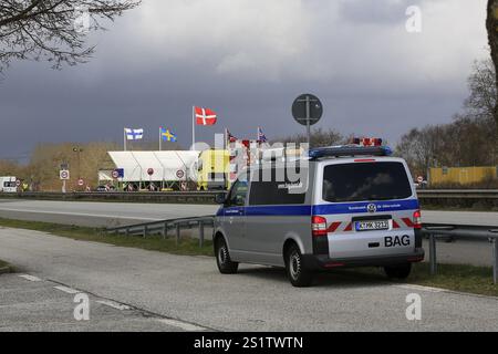 Grenzübergang Ellund zwischen Deutschland und Dänemark an der Autobahn A7 nördlich von Flensburg. Dänisches Zollzelt für die Grenzkontrolle von Fahrzeugen, darüber Stockfoto