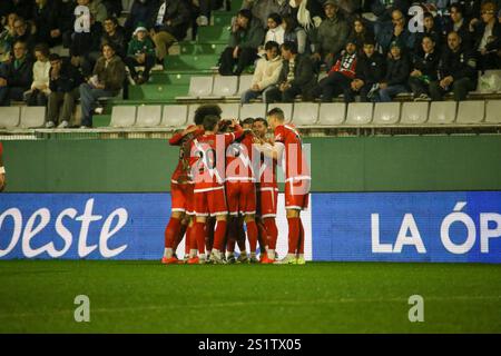 Ferrol, Galicien, Spanien. Januar 2025. Ferrol, Spanien, 3. Januar 2025: Rayo Vallecano Spieler feiern das erste Tor beim Finale der Copa de SM El Rey 1/16 2024-25 zwischen Racing Club de Ferrol und Rayo Vallecano de Madrid am 3. Januar 2025 in Einem Malata-Stadion in Ferrol, Spanien. (Kreditbild: © Alberto Brevers/Pacific Press via ZUMA Press Wire) NUR REDAKTIONELLE VERWENDUNG! Nicht für kommerzielle ZWECKE! Stockfoto