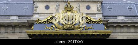 Detail des reich geschmückten Portals des Justizpalais in Paris. Querformat Stockfoto