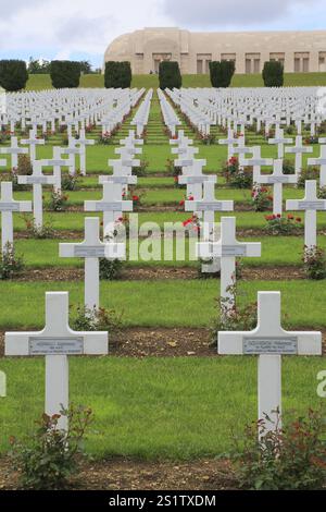 Friedhof und Ossarium Ossuaire de Douaumont zum Gedenken an die Schlacht von Verdun, Maas, Frankreich, Europa Stockfoto