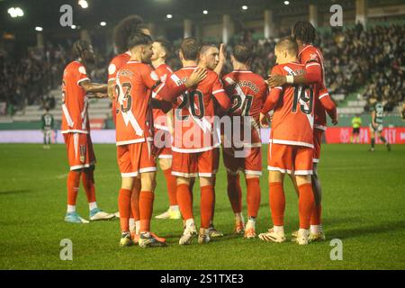 Ferrol, Galicien, Spanien. Januar 2025. Ferrol, Spanien, 3. Januar 2025: Rayo Vallecano Spieler feiern das zweite Tor beim Finale der Copa de SM El Rey 1/16 2024-25 zwischen Racing Club de Ferrol und Rayo Vallecano de Madrid am 3. Januar 2025 in Einem Malata-Stadion in Ferrol, Spanien. (Kreditbild: © Alberto Brevers/Pacific Press via ZUMA Press Wire) NUR REDAKTIONELLE VERWENDUNG! Nicht für kommerzielle ZWECKE! Stockfoto