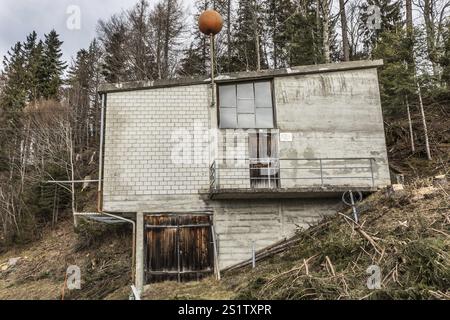Talstation der seither abgerissenen Luftseilbahn Schwaendi-Laenggrat. Die Seilbahn machte ihre erste Fahrt am 12/1962 um 10:59 Uhr Stockfoto