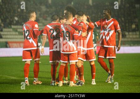 Ferrol, Galicien, Spanien. Januar 2025. Ferrol, Spanien, 3. Januar 2025: Rayo Vallecano Spieler feiern das dritte Tor beim Finale der Copa de SM El Rey 1/16 2024-25 zwischen Racing Club de Ferrol und Rayo Vallecano de Madrid am 3. Januar 2025 in Einem Malata-Stadion in Ferrol, Spanien. (Kreditbild: © Alberto Brevers/Pacific Press via ZUMA Press Wire) NUR REDAKTIONELLE VERWENDUNG! Nicht für kommerzielle ZWECKE! Stockfoto