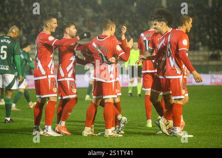 Ferrol, Galicien, Spanien. Januar 2025. Ferrol, Spanien, 3. Januar 2025: Rayo Vallecano Spieler feiern das dritte Tor beim Finale der Copa de SM El Rey 1/16 2024-25 zwischen Racing Club de Ferrol und Rayo Vallecano de Madrid am 3. Januar 2025 in Einem Malata-Stadion in Ferrol, Spanien. (Kreditbild: © Alberto Brevers/Pacific Press via ZUMA Press Wire) NUR REDAKTIONELLE VERWENDUNG! Nicht für kommerzielle ZWECKE! Stockfoto