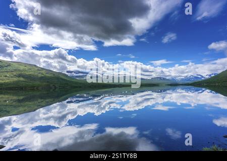 Faszinierende Naturlandschaft in Jotunheimen im Sommer in Norwegen. Großartige Naturlandschaft in Jotunheimen im Sommer in Norwegen Stockfoto