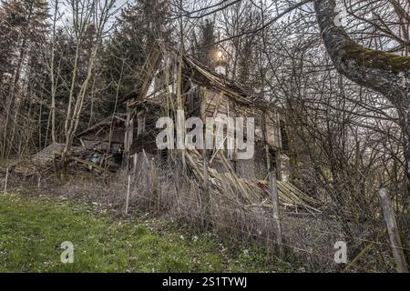 Außenansicht eines 300 Jahre alten, jahrzehntelang unbewohnten und abgerissenen Bauernhauses, Kriens, Luzern, Schweiz, Europa Stockfoto