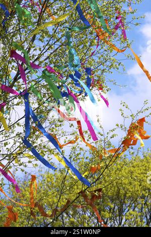 Bunte Bänder auf dem Maypole Stockfoto