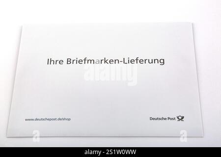 HUETTENBERG, Deutschland 15. 03. 2022 – Deutsche Post DHL auf weißem Umschlag. Die Deutsche Post DHL ist der weltweit größte Kurierdienst c Stockfoto