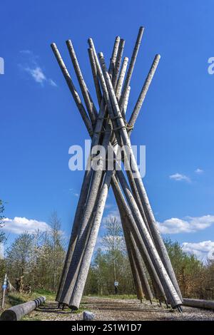 Das Kyrilltor in Brilon im Sauerland ist am Beginn des Wanderweges Rothaarsteig und erinnert an die Sturmkatastrophe vor vielen Jahren. Th Stockfoto