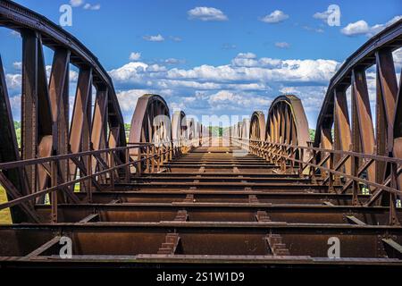 Historische Eisenbahnbrücke in Doemitz, die an der Elbe endet und als Denkmal für Krieg und Teilung in Deutschland steht. Historische Eisenbahnbrücke in Doemitz Stockfoto