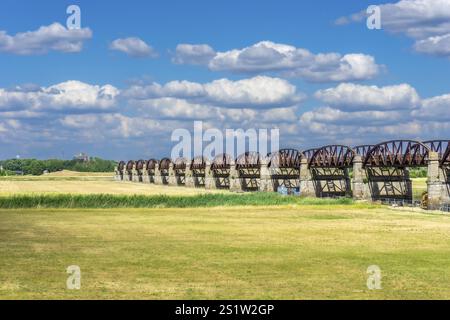 Historische Eisenbahnbrücke in Doemitz, die an der Elbe endet und als Denkmal für Krieg und Teilung in Deutschland steht. Historische Eisenbahnbrücke in Doemitz Stockfoto