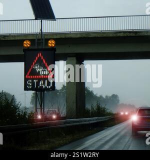 Warnschild für einen Stau auf der Autobahn bei Nebel. Quadratisches Format Stockfoto