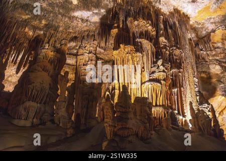 Das Innere der Höhlen von drach, beleuchtet von bunten Lichtern mit Stalaktiten und Stalagmiten auf mallorca, spanien Stockfoto