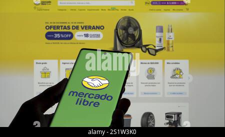 Mobiltelefon mit Logo des argentinischen E-Commerce-Unternehmens Mercado Libre Inc. Auf dem Bildschirm vor der Business-Website. Konzentrieren Sie sich auf die Mitte des Telefondisplays. Stockfoto