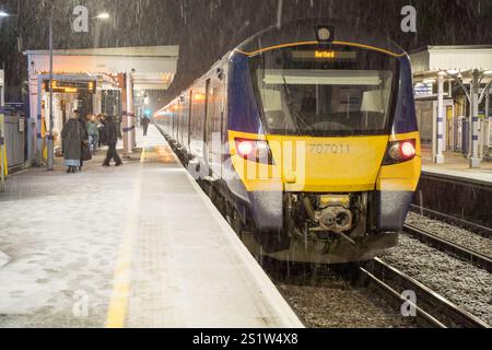 London Greenwich, Großbritannien. Januar 2025. Wetter in Großbritannien: Der erste Schnee traf London dieses Wochenende, wo der südöstliche Zug scheinbar normal verkehrte, Südostengland. Quelle: Glosszoom/Alamy Live News Stockfoto